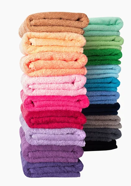 Multicolore pila di asciugamani isolati su sfondo bianco — Foto Stock