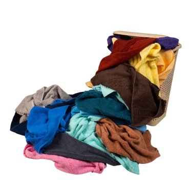 Çamaşır sepeti ve beyaz arka taraftaki izole havlular.