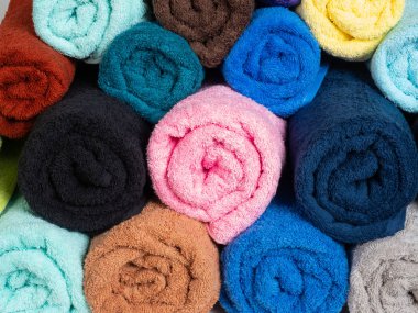 Renkli havluları yakın çekim. 