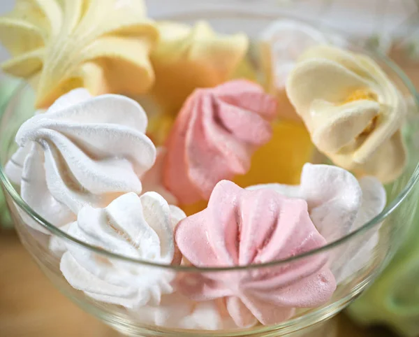 Närbild marshmallows i en glasskål — Stockfoto