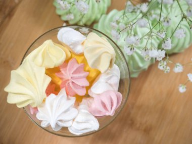 Bir cam kasede marşmelov yakın çekim