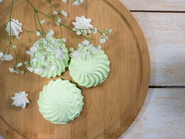 Složení se zelenými marshmallows a květy — Stock fotografie
