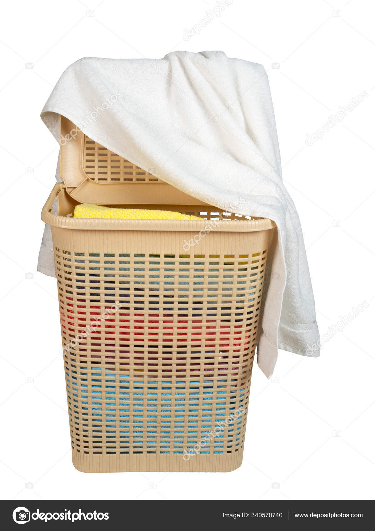Wäschekorb mit einem Handtuch isoliert auf weißem Hintergrund