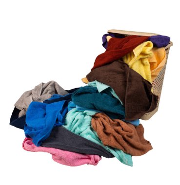 Çamaşır sepeti ve beyaz arka taraftaki izole havlular.