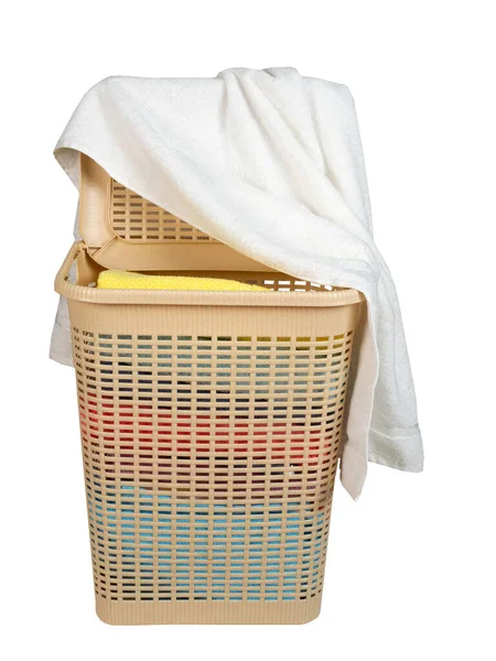 Cesta de lavandaria com toalhas isoladas sobre fundo branco — Fotografia de Stock