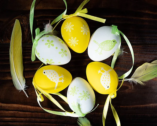 Huevos Pascua Sobre Fondo Madera —  Fotos de Stock