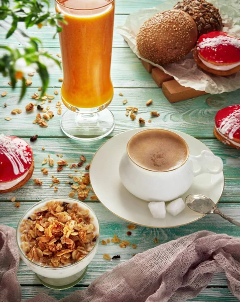 Komposition Mit Kaffee Und Kuchen Auf Holzgrund — Stockfoto