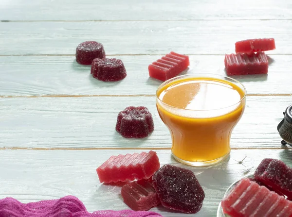 Bonbons Verre Jus Sur Fond Bois — Photo