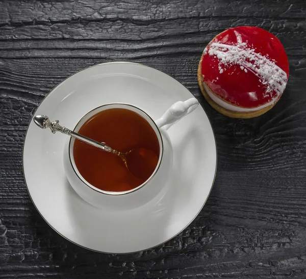 Weiße Porzellantasse Mit Tee Und Kuchen Auf Schwarzem Holzgrund — Stockfoto