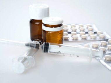 Beyaz arka planda tıbbi hazırlıklar