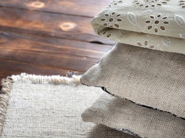 Yastıklar ve kumaşlar ahşap bir masada.