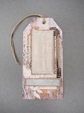 Gri arkaplanda çok renkli etiket