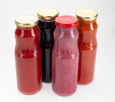 Cam bir kapta reçel ve meyve suyu