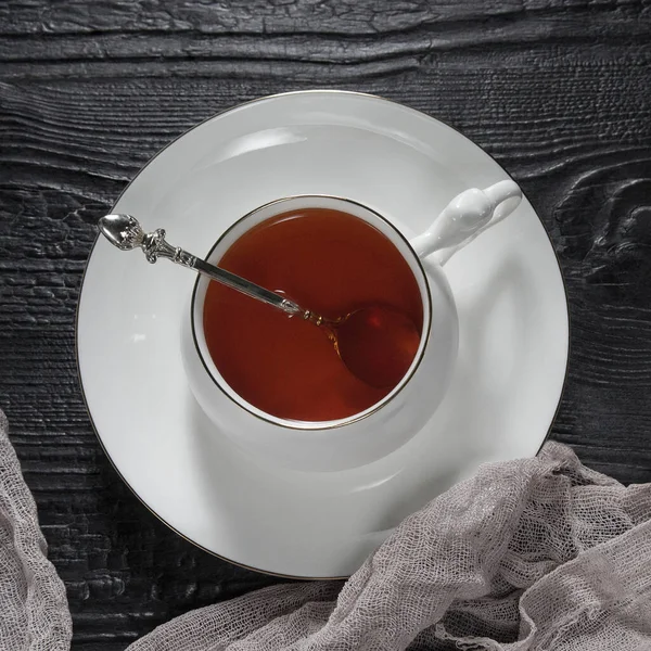 Ahşap Zemin Üzerinde Çay Olan Porselen Bir Bardak Restoranlar Için — Stok fotoğraf