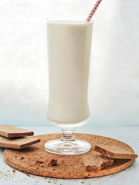 Galletas Bebida Leche Vaso Alto Con Tubo Sobre Mesa —  Fotos de Stock