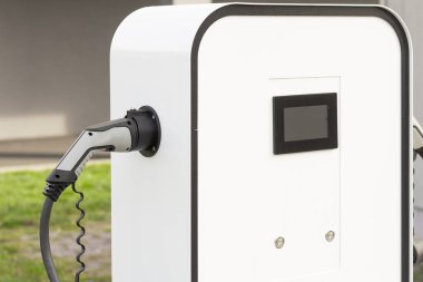 Elektrik veya hibrit otomobillere modern elektrik hızlı şarj cihazı. Phev 'i sürmek için yüksek teknoloji şarj aleti. Ekoloji dostu şarj aleti. Çevre dostu yeni nesil yeşil petroller