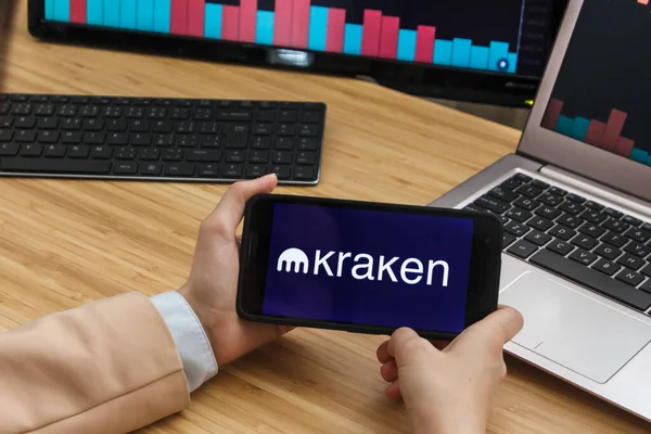 San Francisco, ABD - 18.10.2019 Kraken Kripto Döviz Borsası Uygulamasını Kullanarak Akıllı Telefon Elleri Tutuyor. Kripto Para Birimi Geçmişi Konsepti, San Francisco, California, Usa