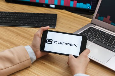 San Francisco, ABD - 18.10.2019: Akıllı Telefon Uygulamasını Kullanan Kadın Ticaretçi Elleri Şifreleme Borsası. Kripto Para Birimi Geçmişi Konsepti, San Francisco, Kaliforniya, ABD