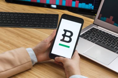 Bitstamp Kripto Döviz Borsası. Akıllı Telefon Uygulaması Kullanan Kadın Tüccar Elleri. Crypto Arka plan Konsepti, San Francisco, California, Usa - 18.10.2019. Bir İllüstrasyon Editörü