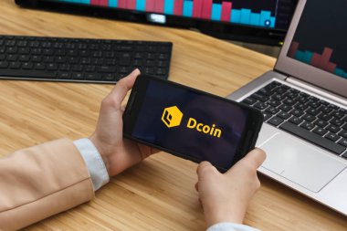 Dcoin Kripto Döviz Borsası. Akıllı Telefon Uygulaması Kullanan Kadın Tüccar Elleri. Crypto Arka plan Konsepti, San Francisco, California, Usa - 18.10.2019. Bir İllüstrasyon Editörü