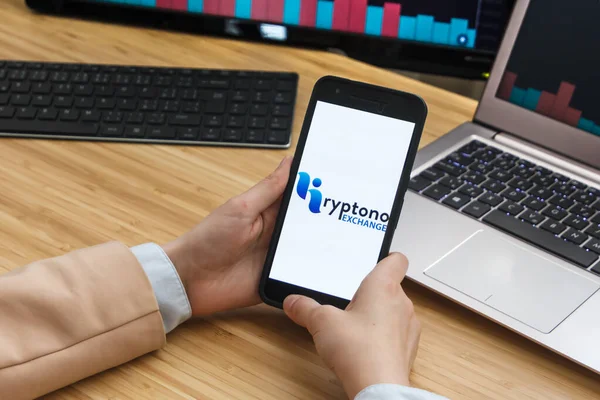 Kryptono Cryptocurrency tőzsde. Női Trader Hands tartja a Smartphone alkalmazása. Crypto Háttér Concept, San Francisco, California, USA - 18.10.2019. Illusztratív szerkesztőség — Stock Fotó