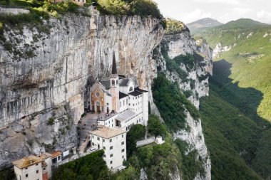Madonna della Corona Sığınağı, İtalya Hava Panorama Manzarası. Kaya 'da İnşa Edilen Kilise.