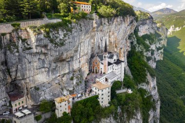 Madonna della Corona Sığınağı, İtalya Hava Panorama Manzarası. Kaya 'da İnşa Edilen Kilise.