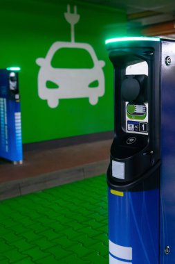 Elektrikli araba şarj istasyonunun sembolü. Phev arabaları ya da araçlar için şarj cihazı ya da soket. Yeşil elektrik kavramı, temiz çevre, emisyon azaltımı.