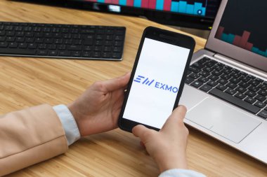 Exmo Şifreleme Borsası. Akıllı Telefon Uygulaması Kullanan Kadın Tüccar Elleri. Crypto Arka plan Konsepti, San Francisco, California, Usa - 18.10.2019. Bir İllüstrasyon Editör İması