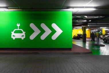 Elektrikli araba şarj istasyonunun sembolü. Phev arabaları ya da araçlar için şarj cihazı ya da soket. Yeşil elektrik kavramı, temiz çevre, emisyon azaltımı.