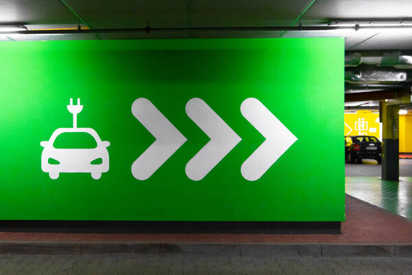 Символический знак зарядной станции электромобилей. Встроенное зарядное устройство или газировка для легковых и грузовых автомобилей. Концепция зеленой электроэнергии, чистой окружающей среды, сокращение выбросов
.