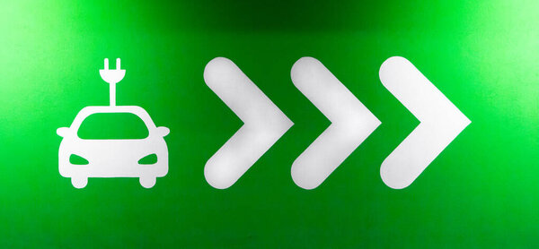 Символический знак зарядной станции электромобилей. Встроенное зарядное устройство или газировка для легковых и грузовых автомобилей. Концепция зеленой электроэнергии, чистой окружающей среды, сокращение выбросов
.