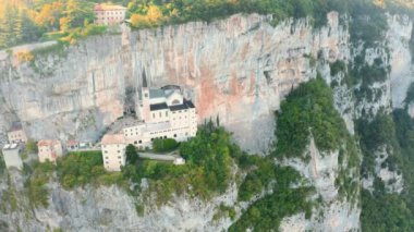 Madonna della Corona Sığınağı, İtalya Hava Panorama Manzarası. Kaya 'da İnşa Edilen Kilise.