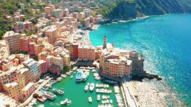 Camogli limanının havadan görüntüsü. İtalya 'nın ligurian sahili yakınlarındaki renkli binalar. Yeşil mavi suyla marinada demirlemiş tekneler ve yatlarla yukarıdan manzara.