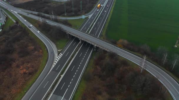 高速公路的空中景观 在公路上和公路上行驶的汽车上的静态摄像头 许多车辆在四条车道上行驶 — 图库视频影像