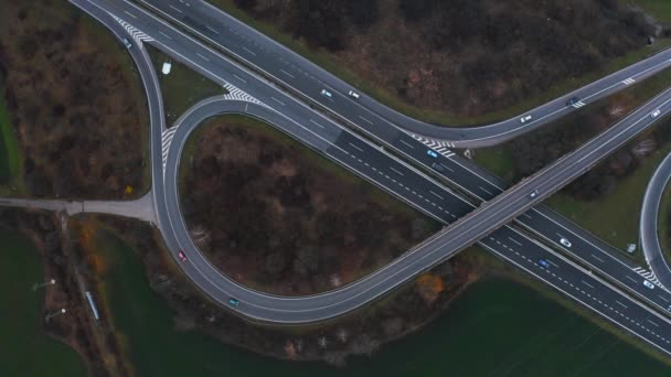 照相机绕着汽车交换处旋转 从空中俯瞰高速公路和公路上行驶的汽车 许多车辆在四条车道上行驶 — 图库视频影像