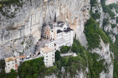 Madonna della Corona Sığınağı, İtalya Hava Panorama Manzarası. Kaya 'da İnşa Edilen Kilise.