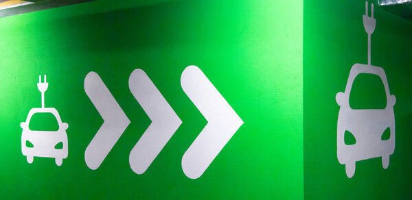 Символический знак зарядной станции электромобилей. Встроенное зарядное устройство или газировка для легковых и грузовых автомобилей. Концепция зеленой электроэнергии, чистой окружающей среды, сокращение выбросов
.