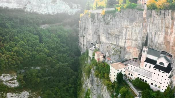 Vista panorámica aérea del Santuario Madonna della Corona, Italia. La Iglesia Construida en la Roca . — Vídeo de stock