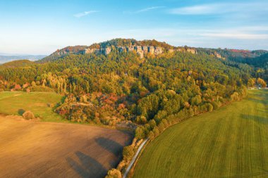 Bohem cenneti. Gün batımında Cesky raj 'da kum taşı oluşum grubu