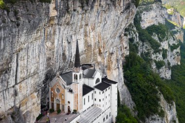 Madonna della Corona Sığınağı, İtalya Hava Panorama Manzarası. Kaya 'da İnşa Edilen Kilise.