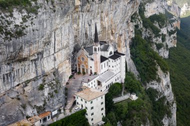 Madonna della Corona Sığınağı, İtalya Hava Panorama Manzarası. Kaya 'da İnşa Edilen Kilise.