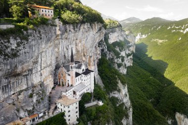 Madonna della Corona Sığınağı, İtalya Hava Panorama Manzarası. Kaya 'da İnşa Edilen Kilise.