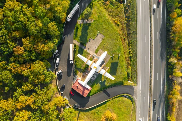 O avião no campo perto da floresta. O restaurante do avião perto da estrada rodeado por árvores caducas. Mlada Boleslav, 01.12.2019 — Fotografia de Stock