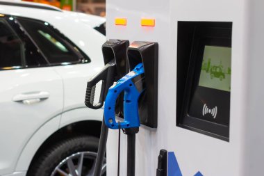Elektrik veya hibrit Phev otomobillerinin modern elektrik hızlı şarjı. Gelecekteki enerji gücü. Ekoloji dostu şarj aleti. Temiz ekoloji kavramı. Ev elektrikli araba şarj aleti.
