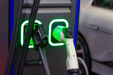 Elektrik veya hibrit Phev otomobillerinin modern elektrik hızlı şarjı. Gelecekteki enerji gücü. Ekoloji dostu şarj aleti. Temiz ekoloji kavramı. Ev elektrikli araba şarj aleti.