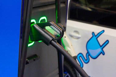 Elektrik veya hibrit Phev otomobillerinin modern elektrik hızlı şarjı. Gelecekteki enerji gücü. Ekoloji dostu şarj aleti. Temiz ekoloji kavramı. Ev elektrikli araba şarj aleti.