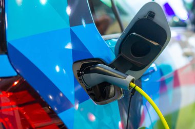 Elektrik ya da hibrit bir Phev 'e elektrik kablosu takılı olarak şarj ediliyor. Elektrikli araba şarj istasyonu