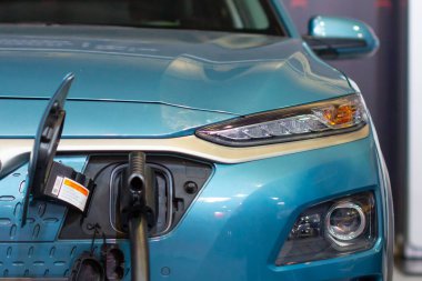 Elektrik ya da hibrit bir Phev 'e elektrik kablosu takılı olarak şarj ediliyor. Elektrikli araba şarj istasyonu