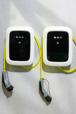 Elektrik veya hibrit Phev otomobillerinin modern elektrik hızlı şarjı. Gelecekteki enerji gücü. Ekoloji dostu şarj aleti. Temiz ekoloji kavramı. Ev elektrikli araba şarj aleti.